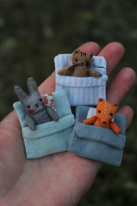 Diy Miniature Stuffed Animals, Tiny Stuffed Animals Diy Sew, Mini Stuffed Animals, Textile Brooch, Homemade Dolls, Cute Sewing Projects, Animal Sewing Patterns, Fabric Toys, Art Dolls Handmade