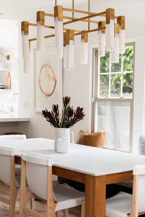 Made of carved Alabaster pieces and luxe Antique-Burnished Brass, our Covet Large Chandelier by Kelly Wearstler brings a poetic, refined feel to a breezy eat-in kitchen designed by Los Angeles-based @christinevroominteriors. 📷: @katebe_ Earthy Rooms, Wine Room Design, Earthy Kitchen, Tranquil Bathroom, Utility Room Designs, Statement Chandelier, Large Chandelier, Small Lanterns, Statement Chandeliers