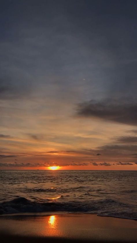 Video Pantai Aesthetic, Sunset Aesthetic Videos, Video Sunset, Sunset Video, Lockscreen Iphone, Beach Sunset Wallpaper, Adventure Aesthetic, Simple Iphone Wallpaper, Sunset Wallpaper