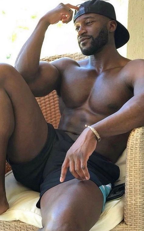 Buff Black Men, Fine Black Males, Chadoy Leon, Black Male Fashion, Men Muscles, Tatted Guys, Black Berries, Black Men Beards, Men Bodies