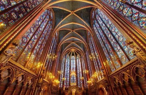 Es un tesoro gótico. La Sainte-Chapelle es una preciosa construcción donde las vidrieras crean efectos mágicos. Uno de los lugares más bonitos de París. Sainte Chapelle Paris, Paris Interiors, Giorgio Vasari, Interior Wallpaper, Visit Paris, Chihuly, Glass Artwork, Gothic Architecture, Place Of Worship