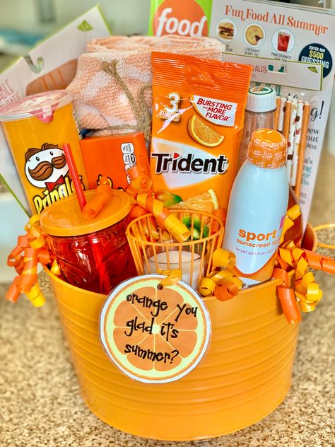 Orange Snack Basket, Teacher Appreciation Gift Baskets, Summer Gift Baskets, Easy Teacher Gifts, Appreciation Gifts Diy, Teacher Gift Baskets, Teacher Treats, Teacher Appreciation Gifts Diy, Gifts 2022