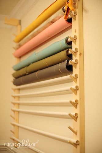 Backdrop Holder, Ruangan Studio, Sewing Room Inspiration, Wooden Backdrops, Sewing Room Design, Sewing Room Decor, Craft Room Design, Sewing Room Organization, Studio Organization