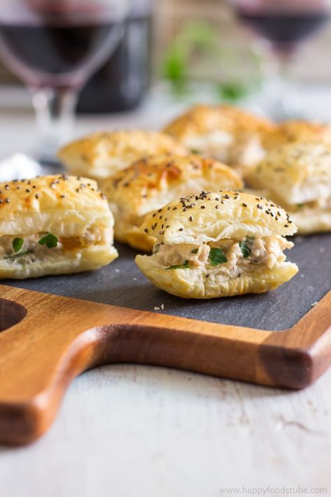 Puff pastry puffs filled with chicken, mayonnaise and mango chutney. Make Ahead Christmas Appetizers, Chicken Puffs, New Year's Eve Appetizers, Puff Pastry Appetizers, Pastry Appetizer, Mango Chicken, Delicious Appetizers, Easy Puff Pastry, Christmas Recipes Appetizers