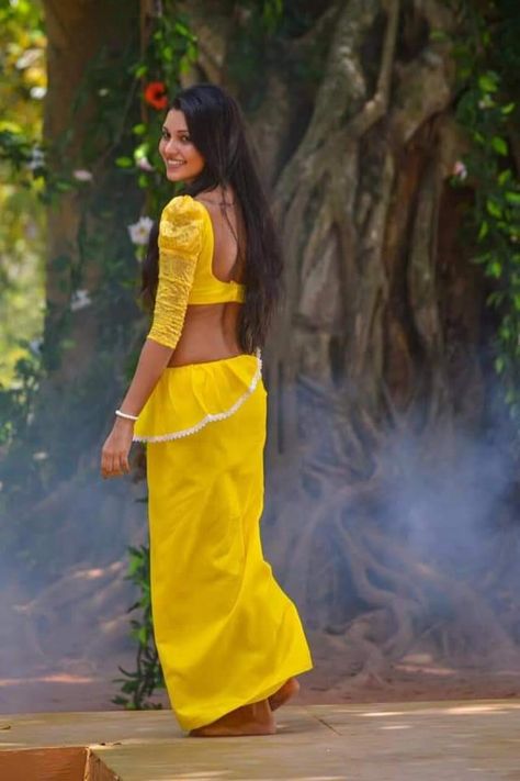 Aurudu Dress Sri Lanka, Sri Lankan Traditional Dress, Sri Lankan People, Lungi Dress Sri Lanka Women, Sri Lankan Clothes, Vesak Lantern, Honeymoon Trip, Traditional Aesthetic, Chinese Traditional Dress