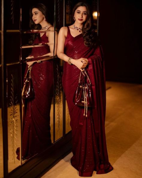 Aarti Ravi's look in a maroon sequinned saree for a wedding is so on fleek! Aarti Ravi, Sequinned Saree, Farewell Sarees, Trendy Saree, Maroon Saree, Sarees For Girls, Red Shades, Fancy Sarees Party Wear, Blue Lehenga