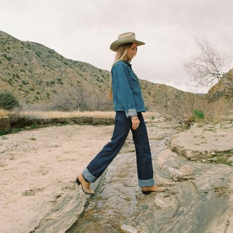 Ranch Style Outfit Women, Ranch Fashion Women, Cowgirl Street Style, Ranch Aesthetic Outfits, Yellowstone Aesthetic Outfits, Texas Style Fashion, Yellowstone Outfit Ideas, Western Street Style, Yellowstone Style