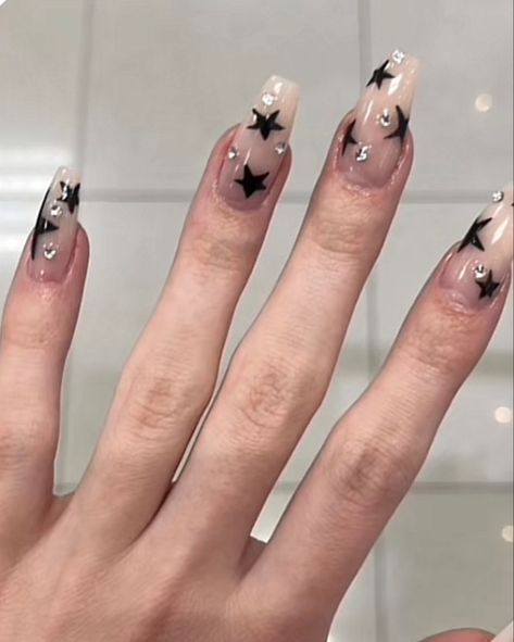 Star Nails Y2k Black And White, Star Coffin Nails, Coffin Star Nails, Nails W Stars, Clear Star Nails, Star Nails Square, Star Nails Coffin, Black And Silver Nails Ideas, Black Star Nails