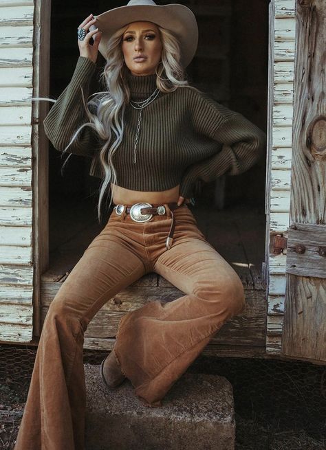 Sleek Western Fashion, Country Looks Outfits, Fashionable Western Outfits, Modern Country Clothes, Winter Western Outfits Women Photoshoot, Hot Cowgirl Outfit Winter, Western Grunge Style Winter, Western Outfit Inspo Fall, Business Country Outfit