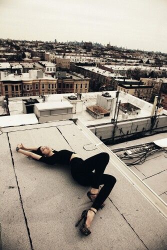 Dancing on top of the roof, Tumblr Rooftop Photoshoot, Damien Chazelle, City Shoot, Shotting Photo, Foto Art, Shooting Photo, Shoot Inspiration, Dance Photography, Urban Photography