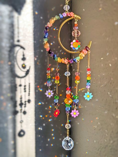 Crafts For Adults With Beads, Diy Windchimes Suncatchers, 2000s Crafts, Diy Hippie Decor, Bead Art Projects, Beaded Windchimes, Hippie Room Decor Diy, Sun Catchers Diy, Flower Sun Catcher