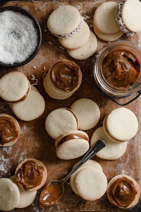 Caramel Apple Dessert, Sandwich Cookies Filling, Balayage Caramel, Baking Photography, Highlights Caramel, Sandwich Cookie, Popular Cookies, Apple Dessert, Homemade Sushi