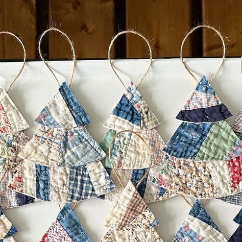 Repurpose Quilt, Upcycled Christmas Tree, Rustic Christmas Tree Ornaments, Quilt Ornaments, Quilt Crafts, Upcycled Christmas, Ornaments Christmas Tree, Christmas Tree Hanging, Quilted Ornaments