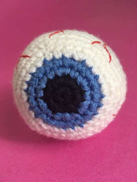 Eyeball Pattern Eyeball Amigurumi, Crochet Eyeball, Script Analysis, Easy Crochet Flower, Crochet Flower Pattern, Fall Crochet Patterns, Crochet Eyes, Keychain Pattern, Halloween Eyeballs