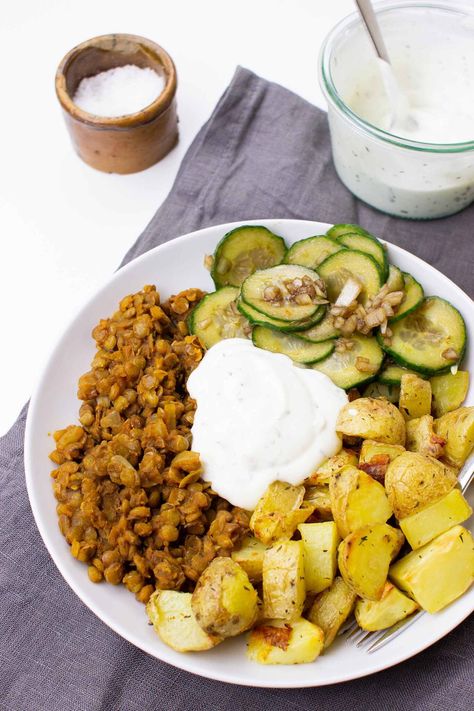 Crispy Potato Buddha Bowl | Lunch in four easy steps Meals For Students, Recipes For Students, Lentil Bowl, Cheap Vegetarian Meals, Crunchy Potatoes, Mango Curry, Halloumi Salad, Broccoli Cheese Casserole, Vegan Buddha Bowl