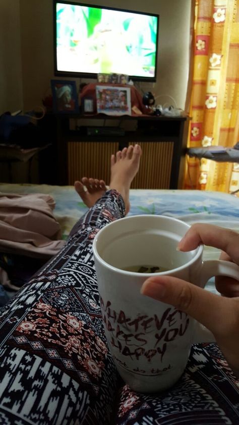 Tea + tv = Hapiness  #Rain #Tea #TV #cool #posey Watching Tv Snap, Watching Tv Video, Tea Pic, Tea Pictures, Fridge Photos, Medicine Snaps, Deni Denials, Iphone Screen Repair, Sweet Love Text