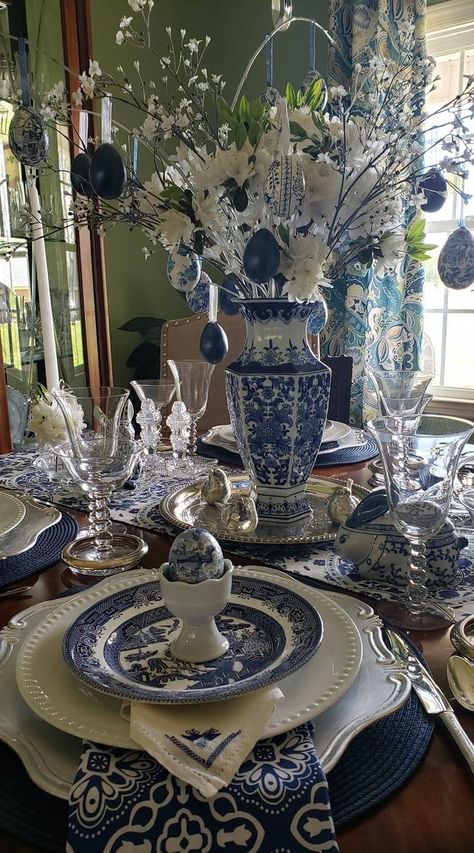 Willow Table Decorations, Delft Table Decor, Blue And White China Dining Room, Blue And White China Kitchen, Blue Willow Wedding Table Settings, Blue Dishes Table Setting, Chinoiserie Table Setting, Blue Christmas Tablescapes, Blue Willow Tablescapes