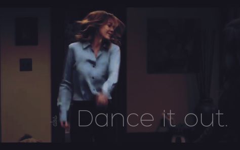 Greys anatomy Season 13 Meredith Grey dances it out #greysanatomy #ABC Ellen Pompeo still has it! Greys Anatomy Dance It Out, Dance It Out Greys Anatomy, Anatomy Quotes, Dark And Twisty, Grays Anatomy, Outing Quotes, Grey Anatomy Quotes, Funny Ecards, Ellen Pompeo