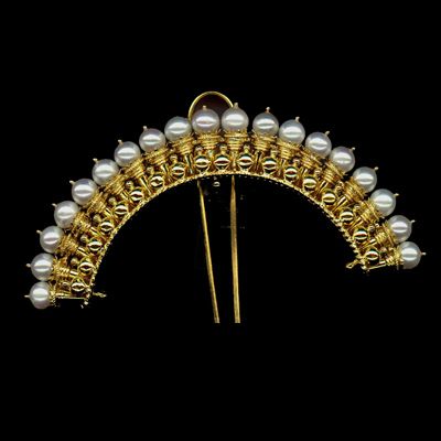 Indian Hair Ornaments, Chudamani Jewellery, Gold Hair Pins Indian, Gold Hair Pin, Fancy Jewelry Necklace, Antique Jewellery Designs, Gold Hair Accessories, Hair Jewels, Pin Hair