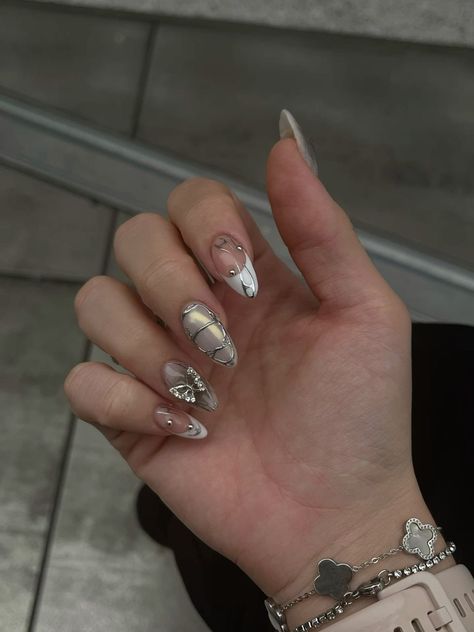 Nails With Silver Jewelry, Short Almond Nails With Charms, Silver Nails With Charms, Aespa Core Nails, Silver Metallic Nails, Futuristic Nails, Metallic Nail Designs, Alien Core, Metallic Nails Design