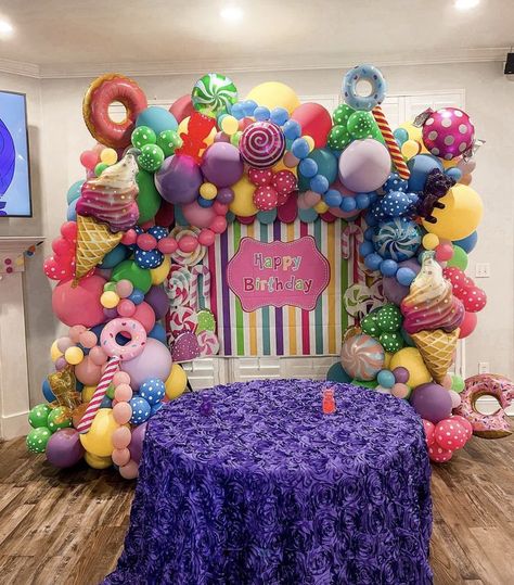 Candyland Balloon Garland, Candyland Balloon Arch, Candy Backdrop Ideas, 30th Birthday Bash, Candy Themed Party, Barbie Party Decorations, Candy Land Birthday Party, Gingerbread Party, Candy Birthday Party