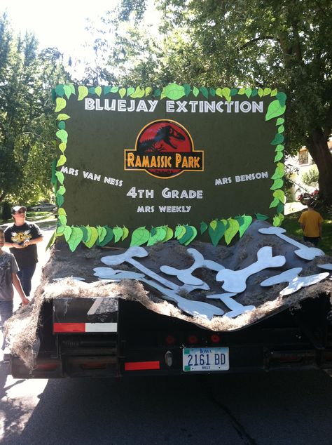 Jurassic Park float Jurassic Park Float Ideas, Jurassic Park Homecoming Float, Jurassic Park Parade Float, Dinosaur Parade Float, Homecoming Float Themes, Hoco Float Ideas, Homecoming Float Ideas, Float Themes, Parade Decorations