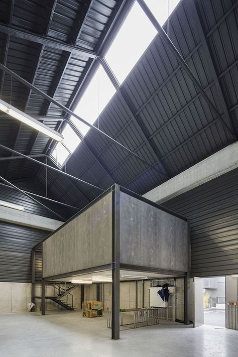 Modern Warehouse Interior, Wearhouse Design, Industrial Warehouse Office, Small Warehouse Design, Cool Warehouse, Warehouse Gallery, Warehouse Office Design, Black Warehouse, Warehouse Ideas