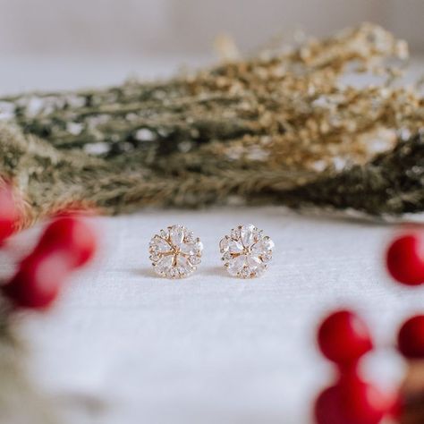 Christmas Marketing Gifts, Christmas Marketing Campaign, Christmas Fashion Photography, Soap Photography, Christmas Marketing, Earring Christmas, 30 October, Photographing Jewelry, Jewellery Photography Inspiration