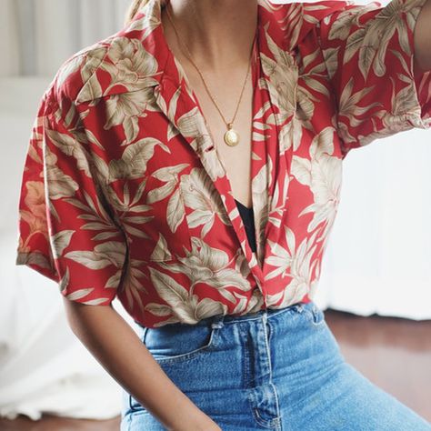 Styling A Hawaiian Shirt, Styling Hawaiian Shirts Women, Aloha Shirt Outfit Women, Oversized Hawaiian Shirt Outfit, Hawaii Shirt Style Women, Hawaiian Shirt Outfit Women, Aloha Shirt Outfit, Updated Outfits, Shirt Photoshoot