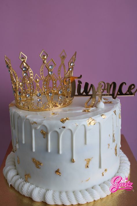 White And Gold Crown, Gold Crown Cake, Golden Birthday Themes, Sweet Sixteen Cakes, 17 Birthday Cake, 25th Birthday Cakes, Golden Cake, Princess Birthday Cake, Crown Cake