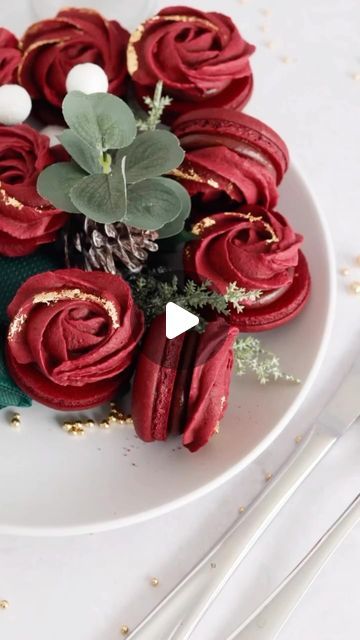 New Years Macarons, Burgundy Macarons, Rosette Macarons, Burgundy Food, Red Macarons, Macaroons Christmas, Christmas Macaron, Cafe Pastry, Rose Macarons