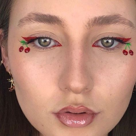 Cherry Makeup Look, Artsy Eyeliner, Harry Styles Makeup, Makeup Themes, Christmas Eye Makeup, Red Eyeliner, Cute Eye Makeup, Graphic Makeup, Makeup Tutorial Eyeliner