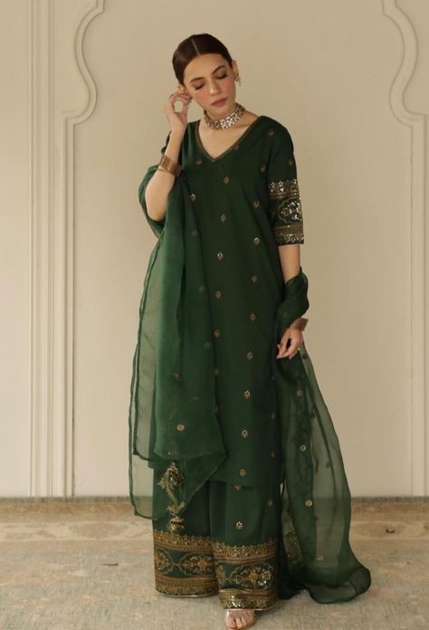 Emerald Green Desi Outfit, Latest Pakistani Suits Designs 2024, Full Sleeves Suit Designs, Mehndi Colour Suit Design, Saree With Short Hair, Outfit From Scratch Indian, Mehndi Outfit Ideas, Pakistani Salwar Suits, Fancy Lehenga