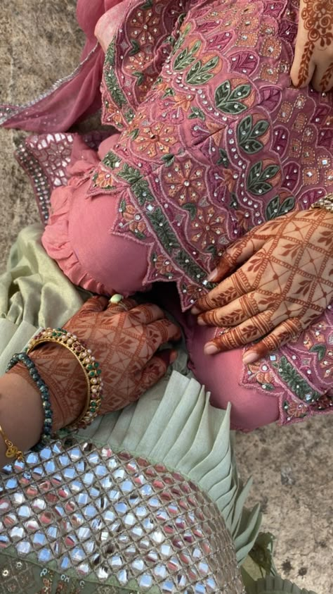 South Asian Clothes, Pakistani Aesthetic, South Asian Aesthetic, Desi Dress, Desi Vibes, Pani Puri, Asian Clothes, Desi Love, Desi Aesthetics