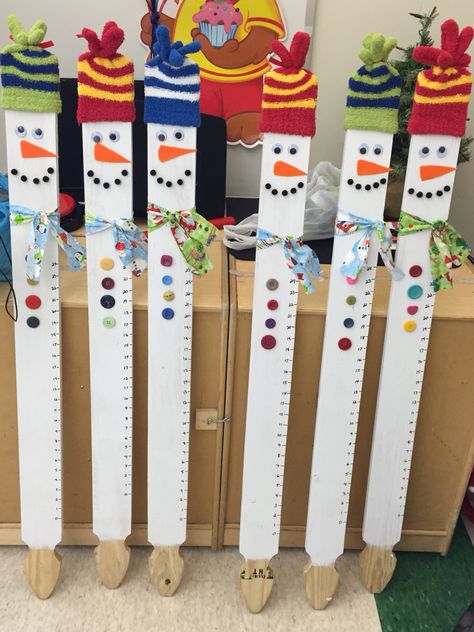 Quick, cheap and easy Christmas present from student to make for parents!  Snowman snow gauges! Made out of picket fence posts, glove, Google eyes, pompoms, buttons and a glue gun. Christmas Present Ideas For Class From Teacher, Fence Post Snowman, Fence Picket Snowman, Snowman Picket Fence Craft, Fence Post Crafts, Easy Christmas Presents, Google Eyes, Gifts From Kids, Snowman Snow