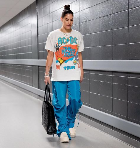 Kelsey Plum Outfits, Wnba Aesthetic, Skater Street Style, Street Style Baggy, Iconic Street Style, Tunnel Fits, Kelsey Plum, Things To Thrift, Basketball Streetwear