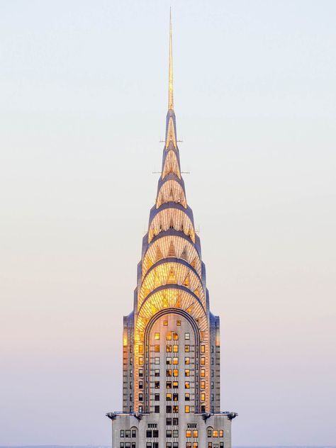 Chrysler building, New York City © C. Taylor Crothers / Getty Images Ny Buildings, 1920s Wallpaper, Acrylic Techniques, Nyc Baby, New York Architecture, Art Deco Buildings, Chrysler Building, Interesting Buildings, Art Deco Architecture