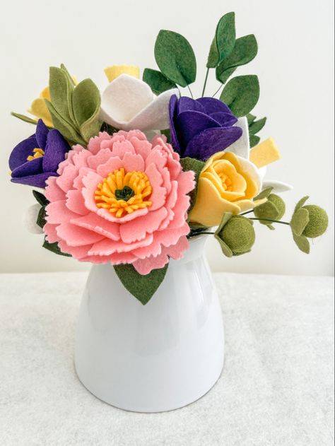 Felt Flower Bouquet, Spring Bouquet, Felt Flower, Felt Flowers, Diy Flowers, Daffodils, Floral Art, Flowers Bouquet, Peonies