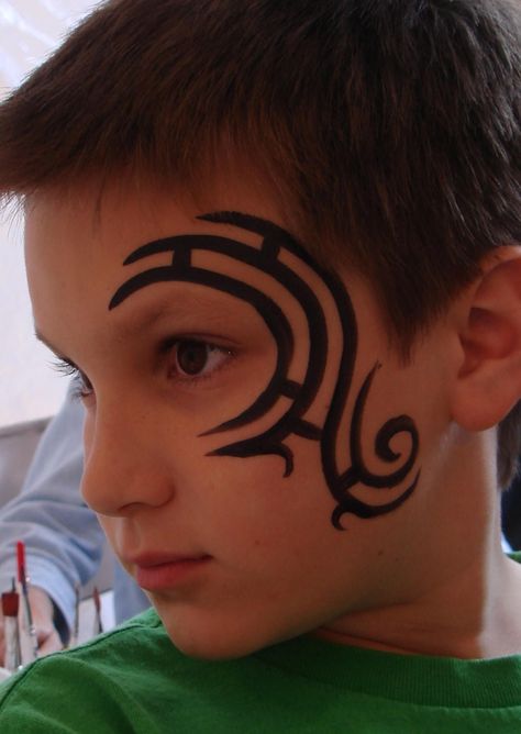 easy looking tribal. would look good on a gold back ground Face Paint For Men, Simple Face Paint, Viking Face Paint, Neon Face Paint, Eye Face Painting, Festival Face Paint, Face Painting For Boys, Face Paint Ideas, Adult Face Painting