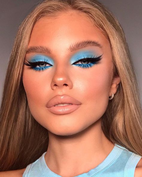 MAKEUP ARTIST FROM RUSSIA on Instagram: “BLUE MARINA 🌊🌊🌊 Как вам такой сочный макияж ?) MD @kate_motovilova” Sky Blue Makeup, Trucco Glam, Vegas Makeup, Blusher Makeup, Blue Makeup Looks, Glossy Makeup, Eye Makeup Pictures, Liquid Makeup, Kiss Makeup