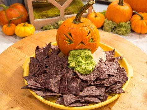 The Kitchen has the ultimate gross-out presentation idea for your next Halloween table. Don't just serve guacamole. Serve it in a sick Guacamole Jack-o'-Lantern! Avacado Dip, Halloween Party Punch, Fun Halloween Party Food, Fun Holiday Food, Pumpkin Food, Pumpkins For Halloween, Classroom Halloween Party, Halloween Party Food, Spooky Halloween Treats