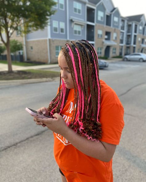 Smedium pink n brown knotless 😍😍😍💕🤎 #braids #knotlessbraids #summerbraids #braider #bohoknotlessbraids #braidideas #braidtutorial #boxbraids #kidsbraids #trendingbraids #braidstyles #ombrebraids #peekaboobraids #braidedbaldhead #braiderspage #trending #reels #braidgang #braidlife #braidcreativity #braiddesigns #frenchcurlsbraids #jumbobraids #longbraids #shortbraids #braidsbraidsbraids Brown Knotless Braids, Brown Knotless, Summer Braids, Trending Reels, Kids' Braids, Jumbo Braids, Short Braids, Braid Designs, Braid Tutorial