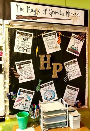 Huber Heights teacher transforms ... Harry Potter Growth Mindset, Hogwarts Classroom Decor, Hogwarts Classroom, Harry Potter Classroom Theme, Classroom Decoration Ideas, Ideal Classroom, Harry Potter Classes, Classe Harry Potter, Harry Potter School