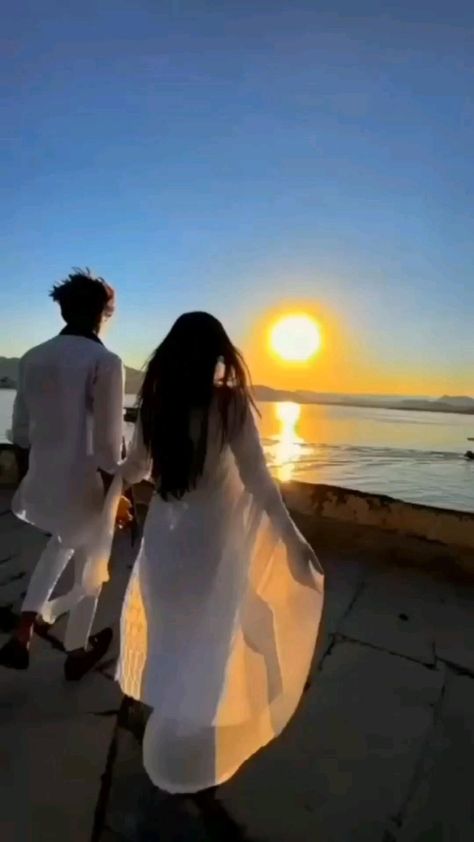 Free Couple Stock Footage Nature, Couple Asethics Video, Couple Walking Together Video, Love Video Aesthetic, Couple Video Ideas, Couple Looking At Each Other, Love Couple Images, Romantic Videos Couples, Love Couple Photo