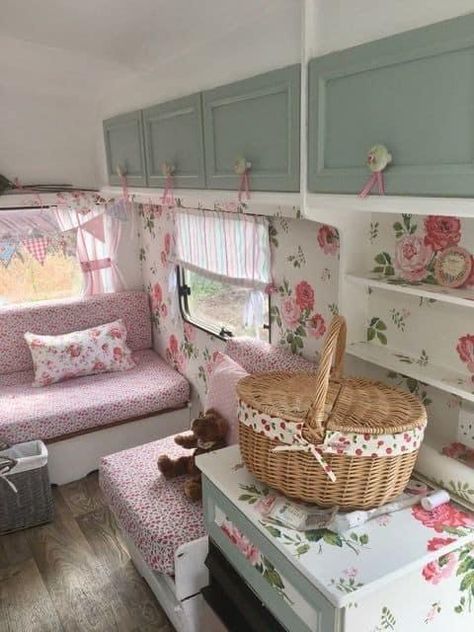 Camper Cottagecore, Cute Caravan Interior, Boho Trailer Decor, Pink Camper Interior, Cute Camper Interior, Cath Kidston Bedroom, Girly Camper, Cute Trailer, Cute Caravan