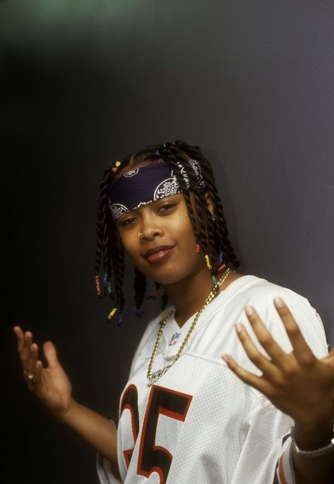 Women in hip-hop don't get as much grand recognition, but they deserve it. Da Brat is one of the finests there are to come out and be more ghetto than any ruffneck rapper in the game. The '90s sho' was a prime time fo' many musicians to escape the everyday circumstances of the hood, and Brat has as much influence to her than meets the eye. Da Brat 90s, 90s Female Rappers, 2000 Hip Hop, Hip Hop Hair, Iconic 90s Outfits, Hip Hop Aesthetic, Ropa Hip Hop, Da Brat, Hood Girls