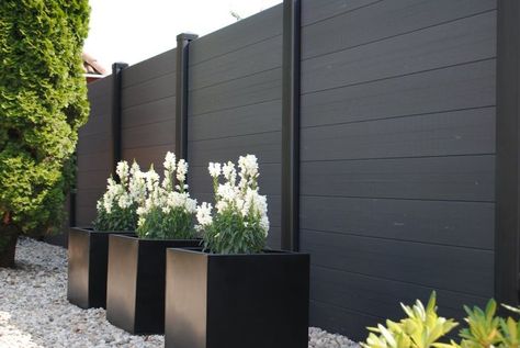 Do's and Don'ts for Choosing the Right Fence Colour - Maria Killam Moderne Have, White Exterior Houses, Black Fence, Modern Fence Design, Fence Designs, Horizontal Fence, Front Yard Fence, Modern Fence, Have Inspiration