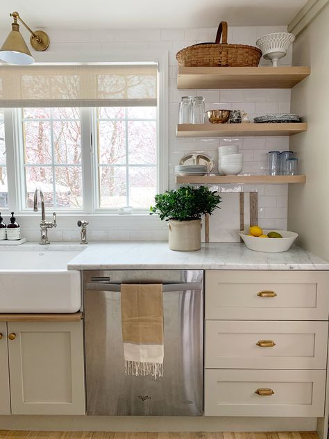 Cream Cabinets Marble Countertops, Small Kitchen Marble Countertop, Two Tone Kitchen Hardware, Warm Tone Kitchen Ideas, Cream Countertops Kitchen, Earth Toned Kitchen, Warm White Kitchen Cabinets, Warm Tone Kitchen, Earth Tone Kitchen Ideas