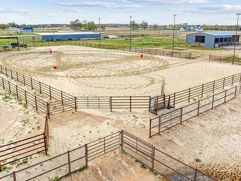 Ranch Layout, Rodeo Ideas, Metal Horse Barns, Cattle Pens, Arena Design, Ranch Plans, Rodeo Arena, Dream Environment, Livestock Barn