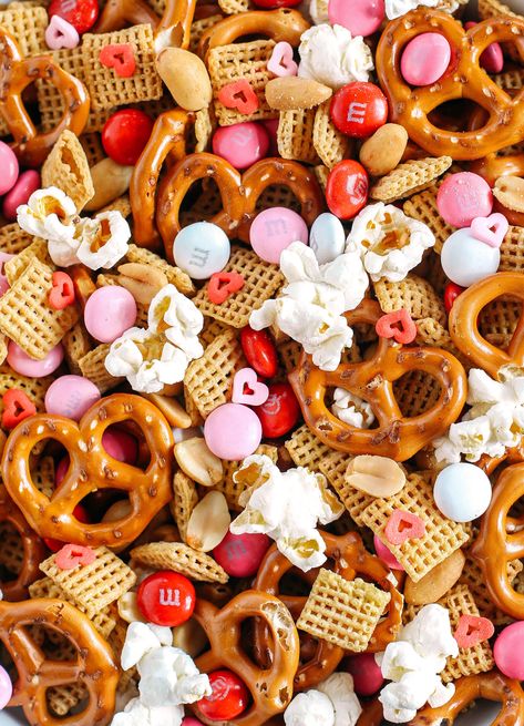 Best Snack Mix Ever, Snack Valentine Ideas, Valentines Day Chex Mix Recipe, Valentines Chex Mix Recipes Easy, Valentine Snack Mix Ideas, Valentines Savory Snacks, Valentines Chex Mix Recipes, Valentines Day Salty Snacks, Valentine Snack Mix Recipes